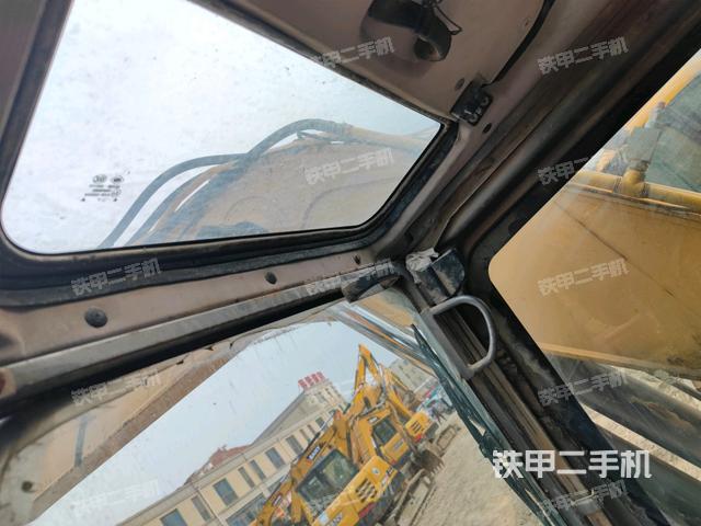 行走控制手柄和踏板 俯拍（驾驶室部分）