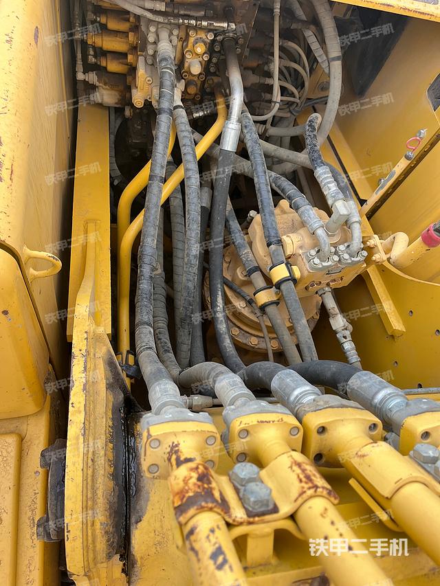 回转马达和主控阀（整机外观）