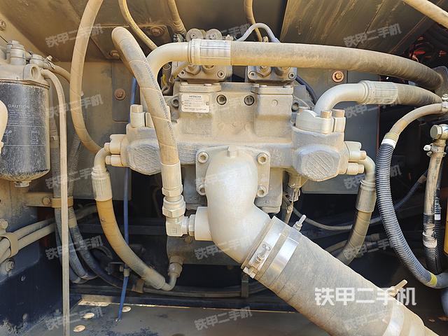 液压泵舱室正面整体（整机外观）