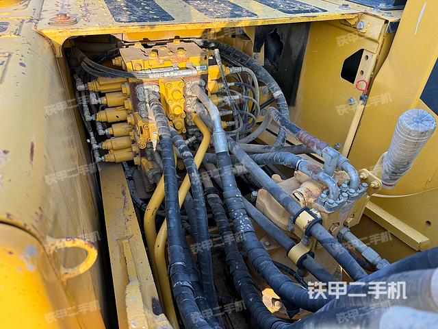 回转马达和主控阀（整机外观）