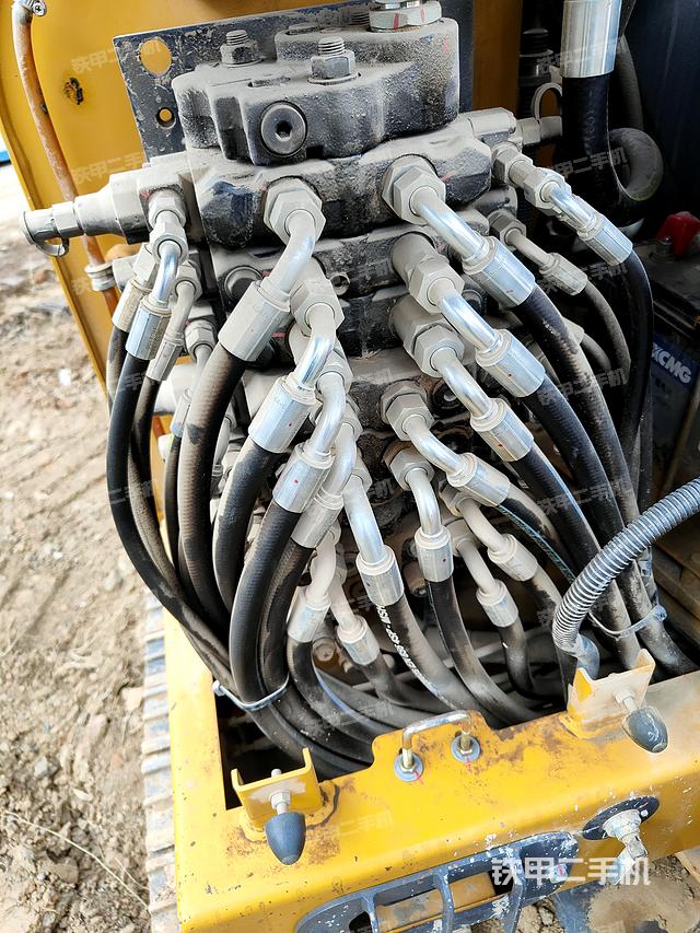 回转马达和主控阀（整机外观）