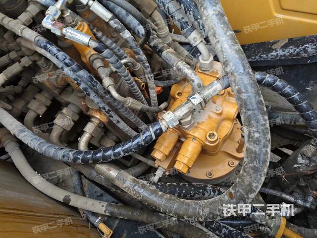 回转马达和主控阀（整机外观）