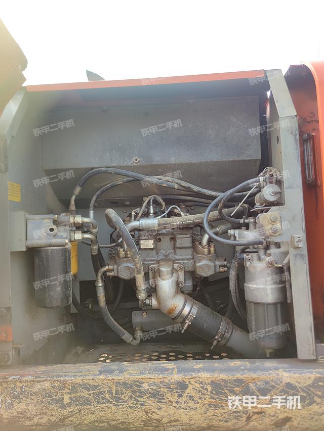 液压泵舱室正面整体（整机外观）