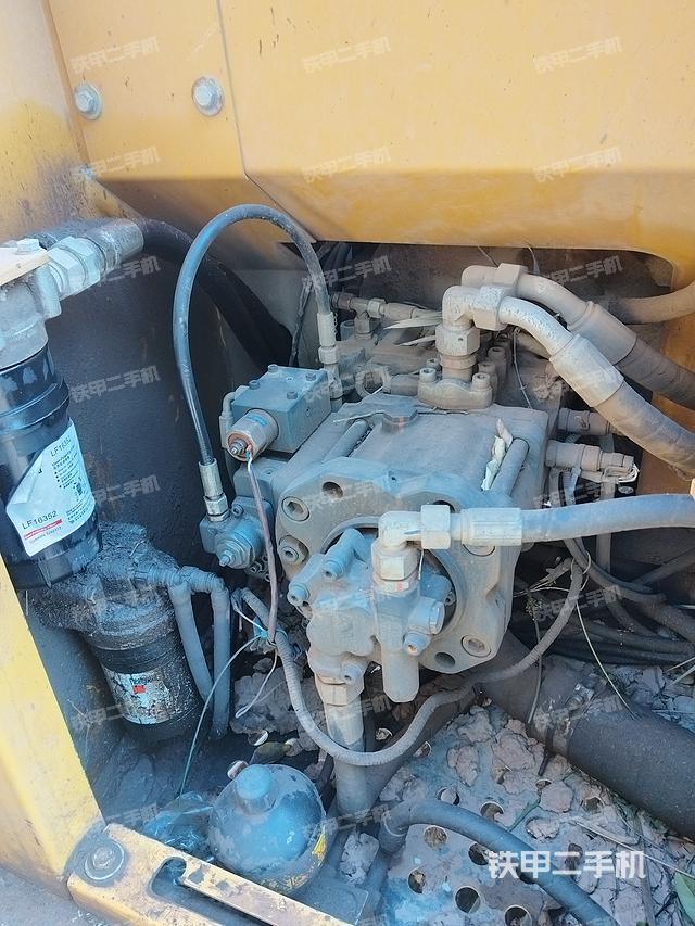 液压泵舱室正面整体（整机外观）