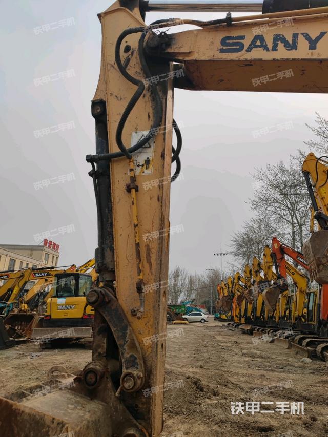 大臂油缸整体 竖拍（工作和回转装置）