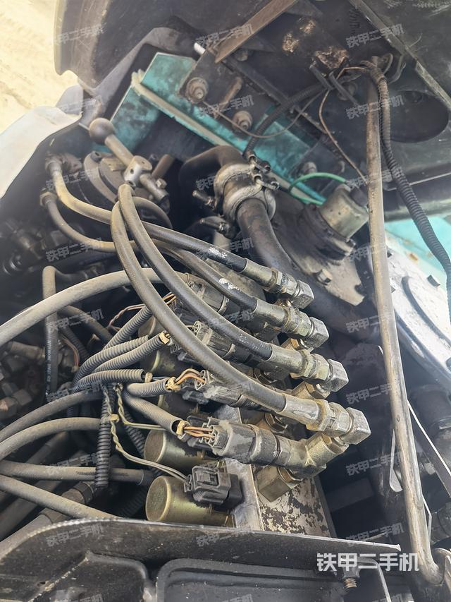 回转马达和主控阀（整机外观）