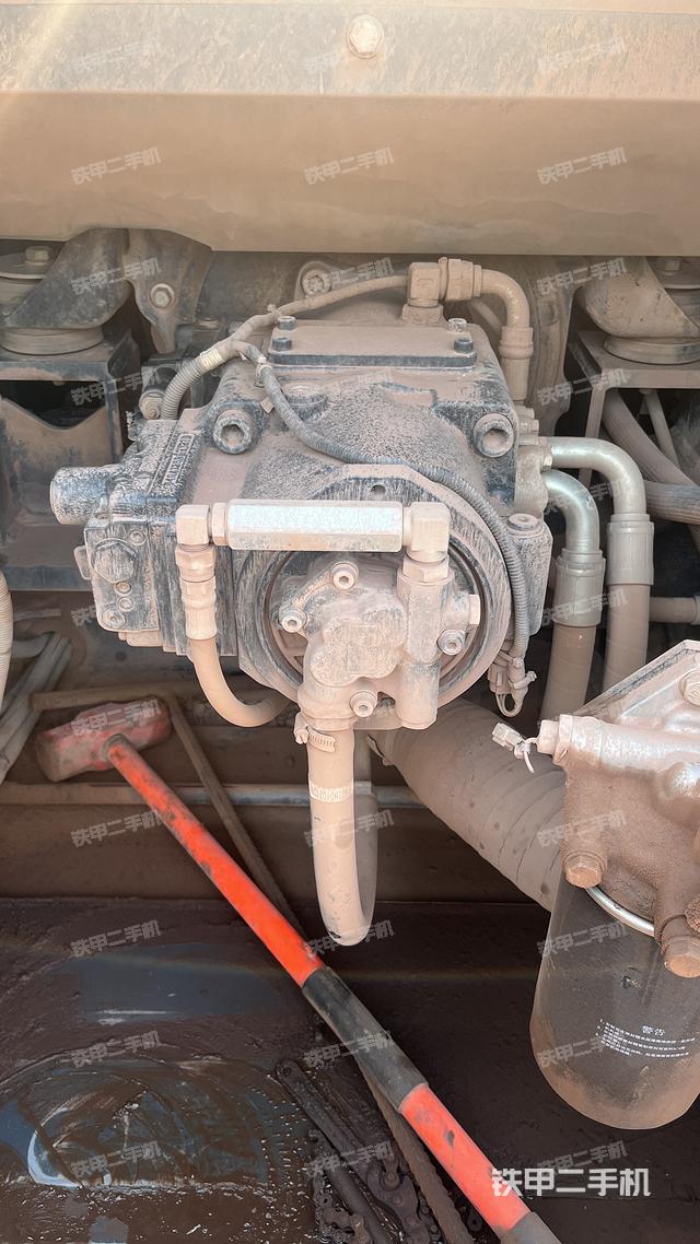 液压泵舱室正面整体（整机外观）