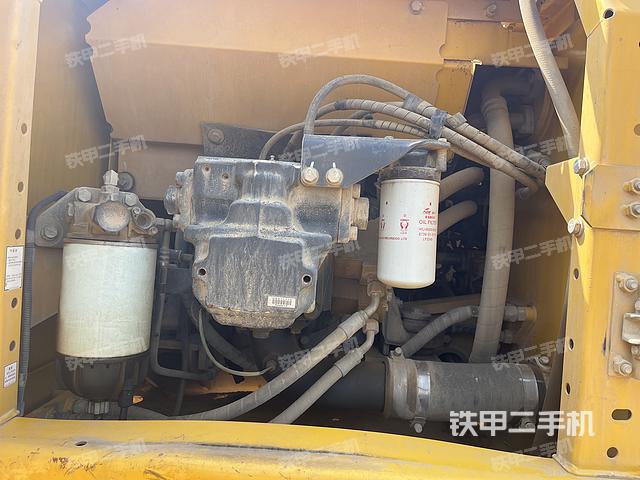 液压泵舱室正面整体（整机外观）