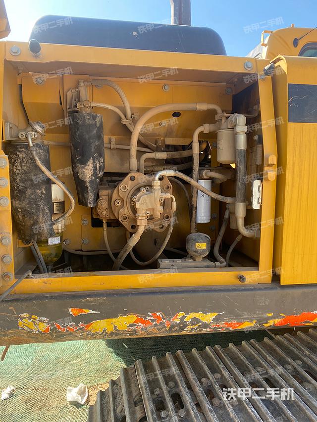 液压泵舱室正面整体（整机外观）