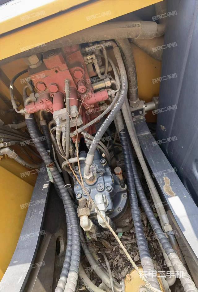 回转马达和主控阀（整机外观）