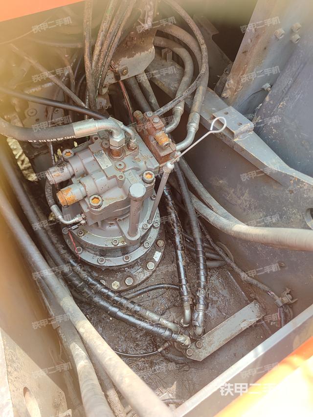 回转马达和主控阀（整机外观）