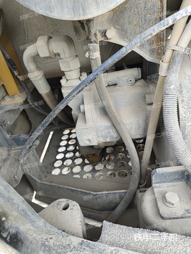 液压泵舱室正面整体（整机外观）