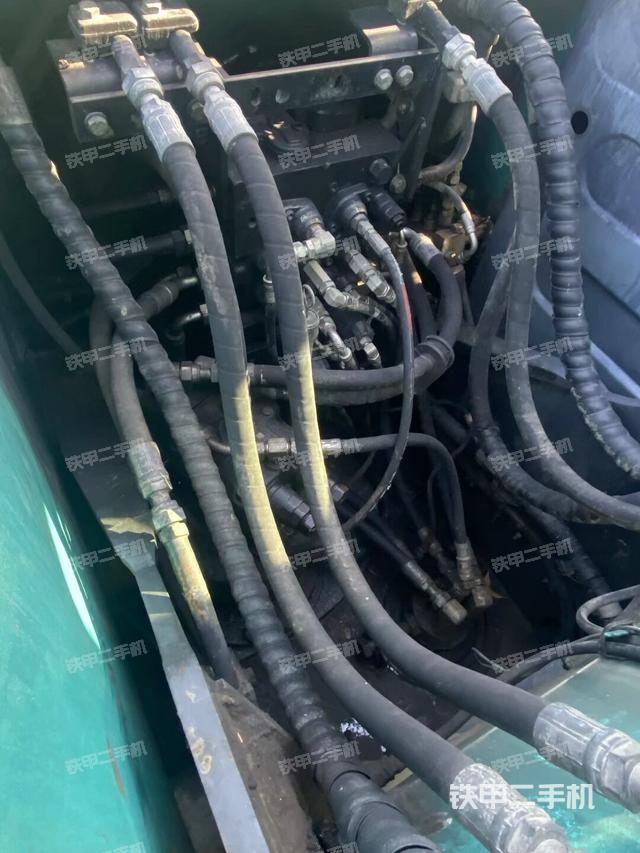 回转马达和主控阀（整机外观）