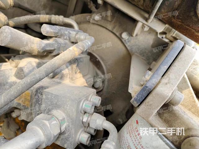 液压泵舱室正面整体（整机外观）