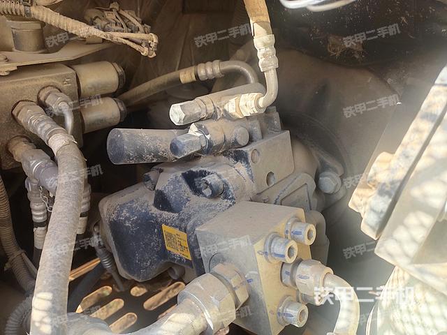 液压泵舱室正面整体（整机外观）