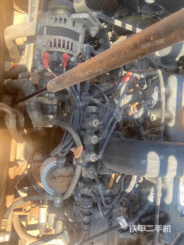 液压泵舱室正面整体（整机外观）