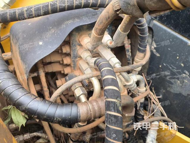 回转马达和主控阀（整机外观）