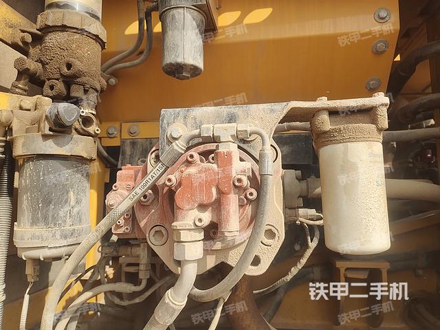 液压泵舱室正面整体（整机外观）