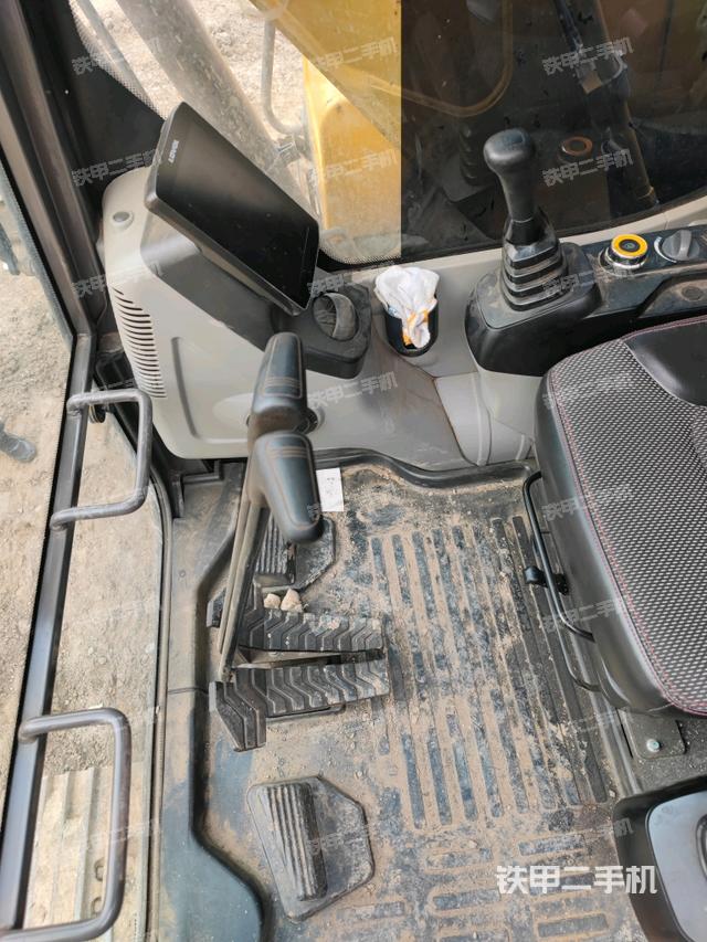行走控制手柄和踏板?俯拍（駕駛室部分）