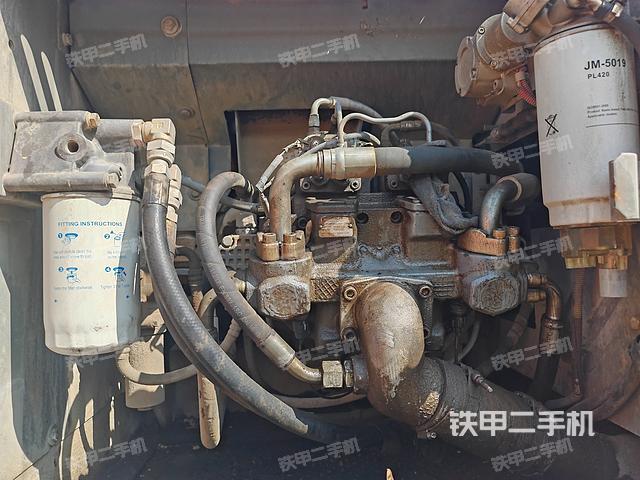 液压泵舱室正面整体（整机外观）