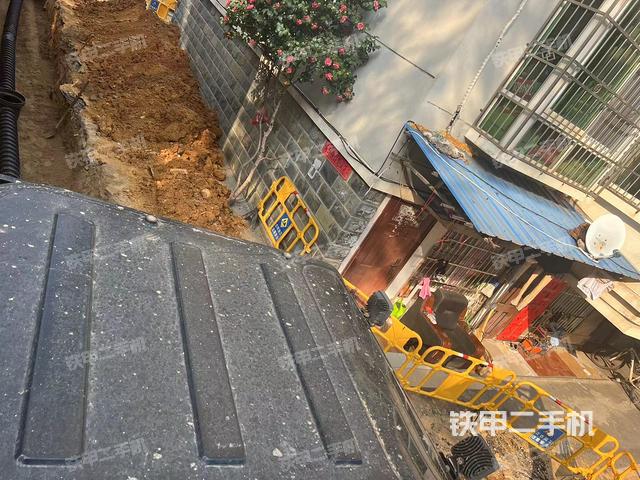 驾驶室顶部（整机外观）