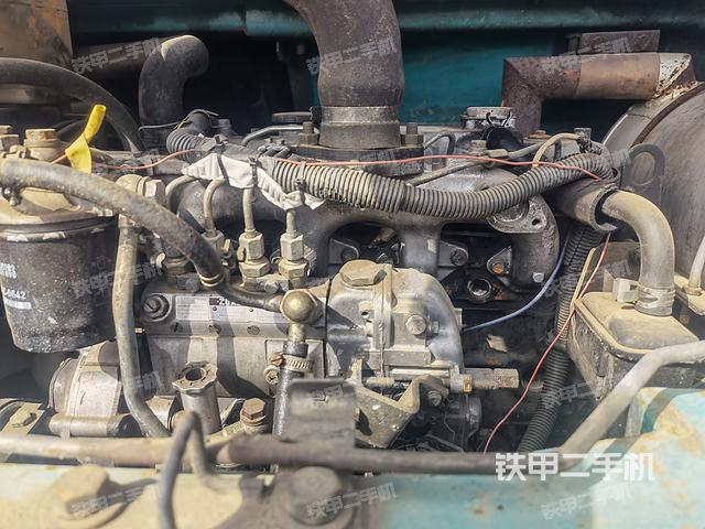 液压泵舱室正面整体（整机外观）