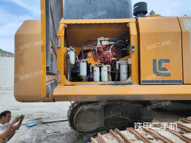 液压泵舱室正面整体（整机外观）