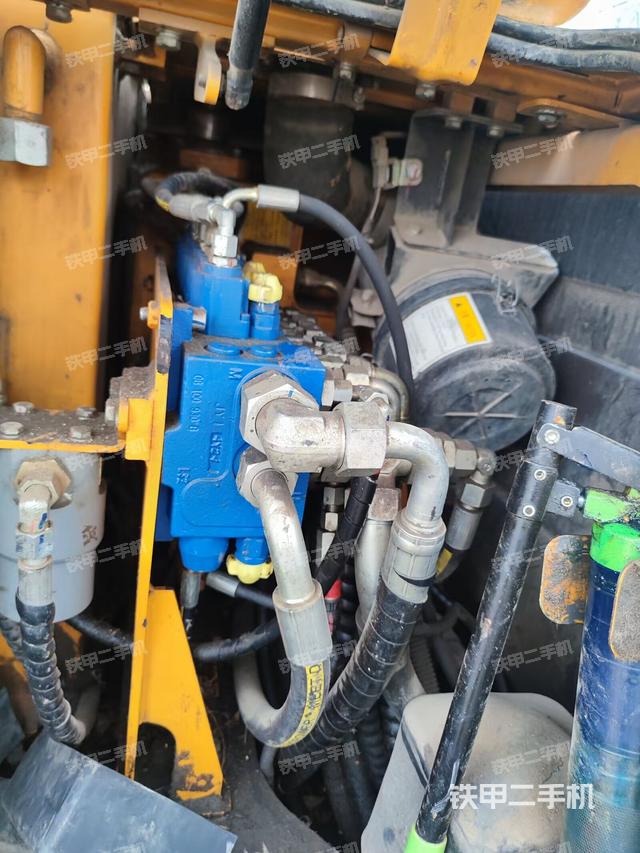 回转马达和主控阀（整机外观）