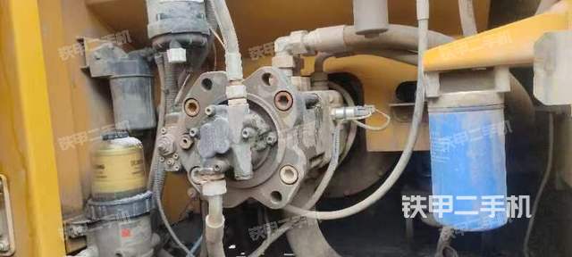 液压泵舱室正面整体（整机外观）