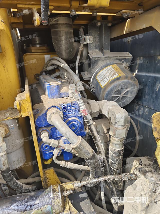 回转马达和主控阀（整机外观）