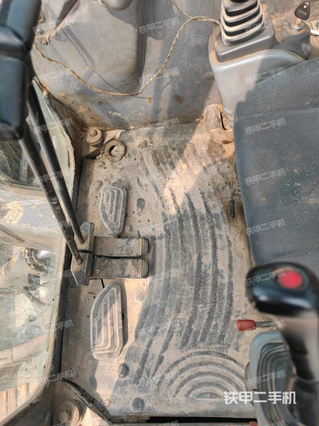 行走控制手柄和踏板?俯拍（駕駛室部分）