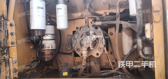 液压泵舱室正面整体（整机外观）