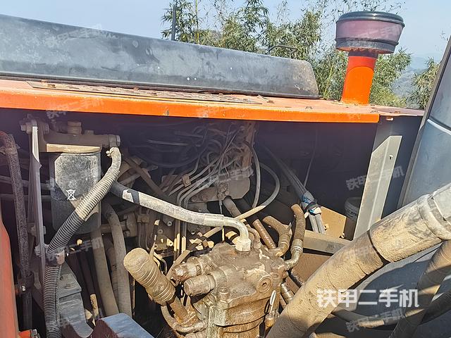 回转马达和主控阀（整机外观）