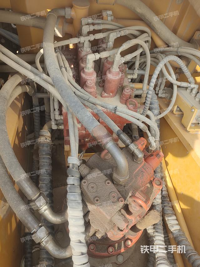 回转马达和主控阀（整机外观）