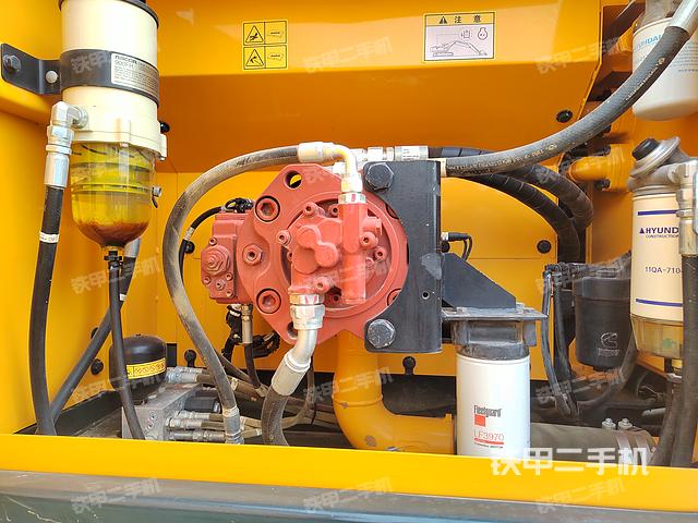 液压泵舱室正面整体（整机外观）