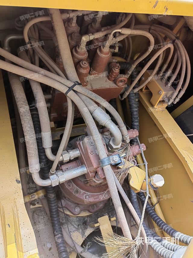 回转马达和主控阀（整机外观）