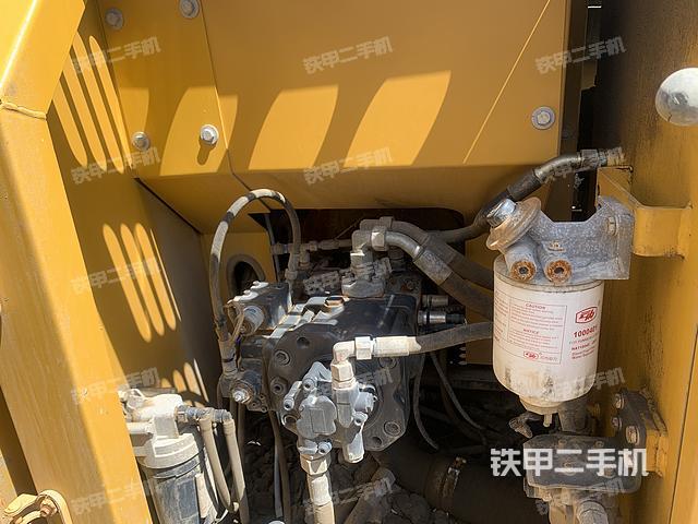 液压泵舱室正面整体（整机外观）