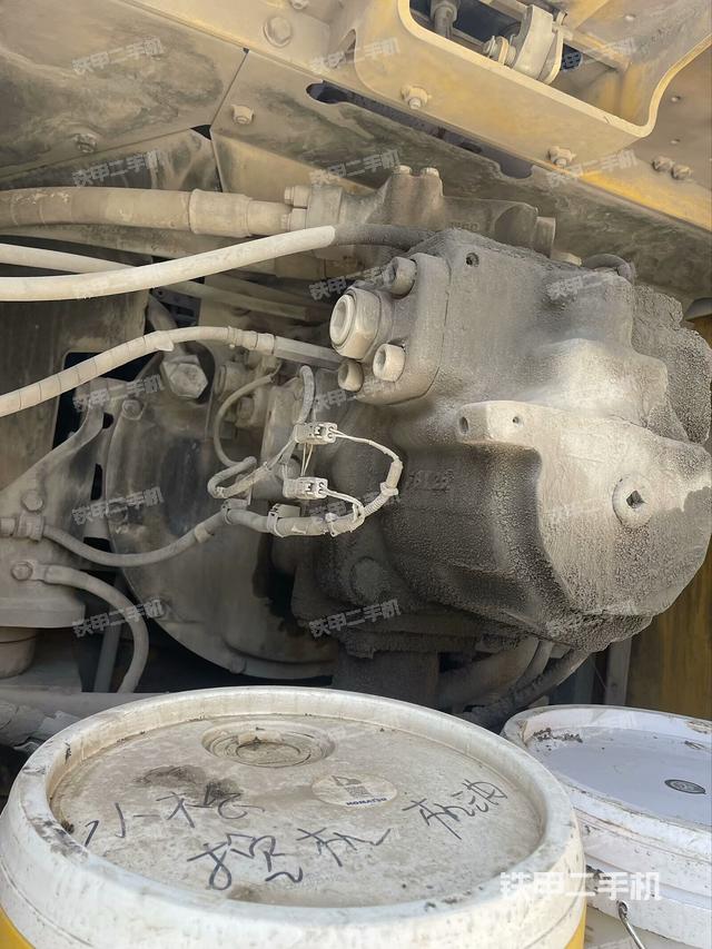 液压泵舱室正面整体（整机外观）