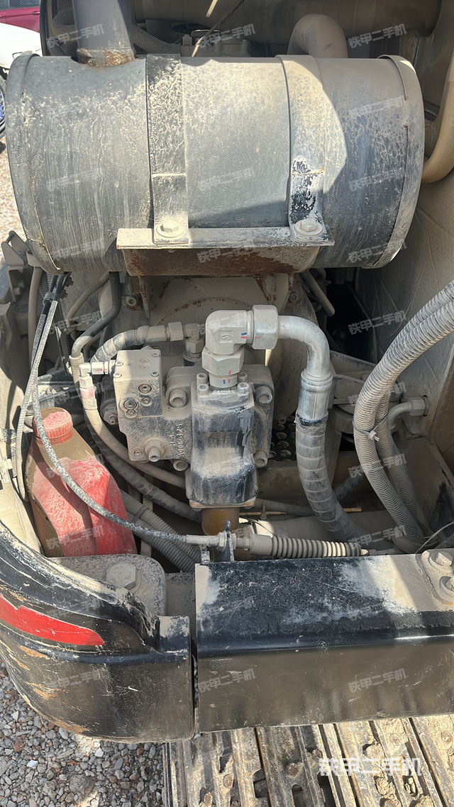 液压泵舱室正面整体（整机外观）