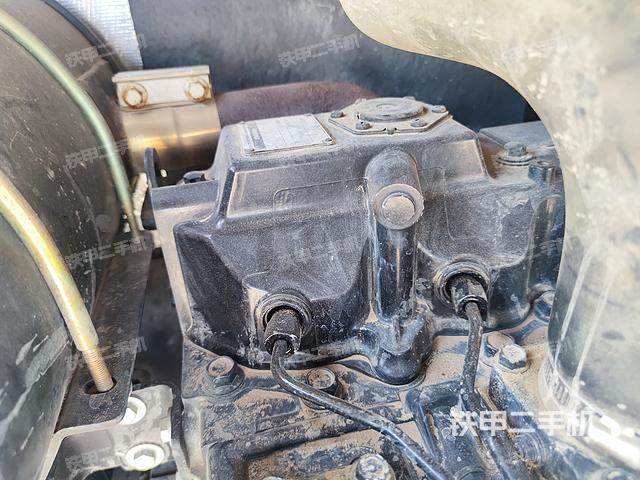 回转马达和主控阀（整机外观）