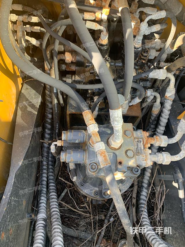 回转马达和主控阀（整机外观）