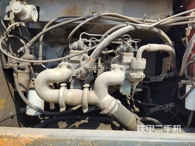 液压泵舱室正面整体（整机外观）