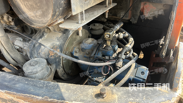 液压泵舱室正面整体（整机外观）