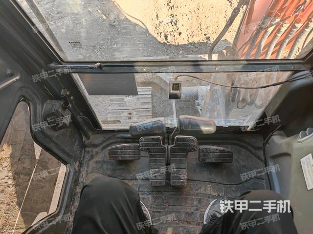 行走控制手柄和踏板?俯拍(駕駛室部分) 行走控制手柄和踏板?俯拍(駕駛室部分)