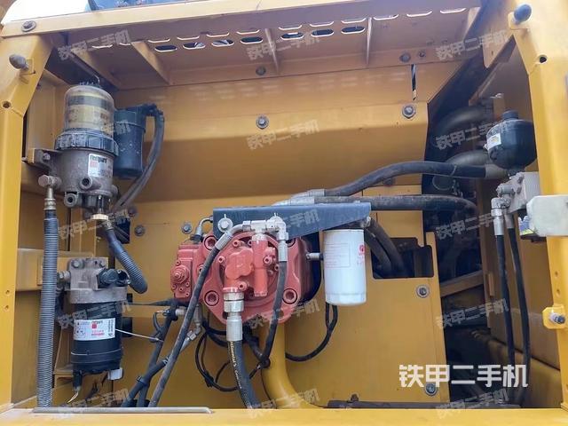 液压泵舱室正面整体（整机外观）