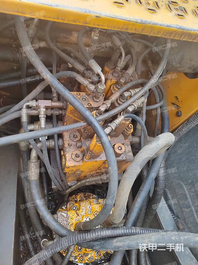 回转马达和主控阀（整机外观）