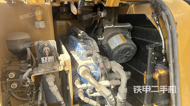 回转马达和主控阀（整机外观）