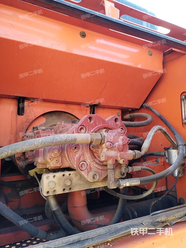 液压泵舱室正面整体（整机外观）