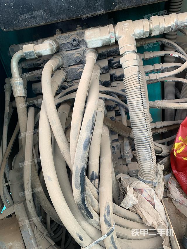 液压泵舱室正面整体（整机外观）