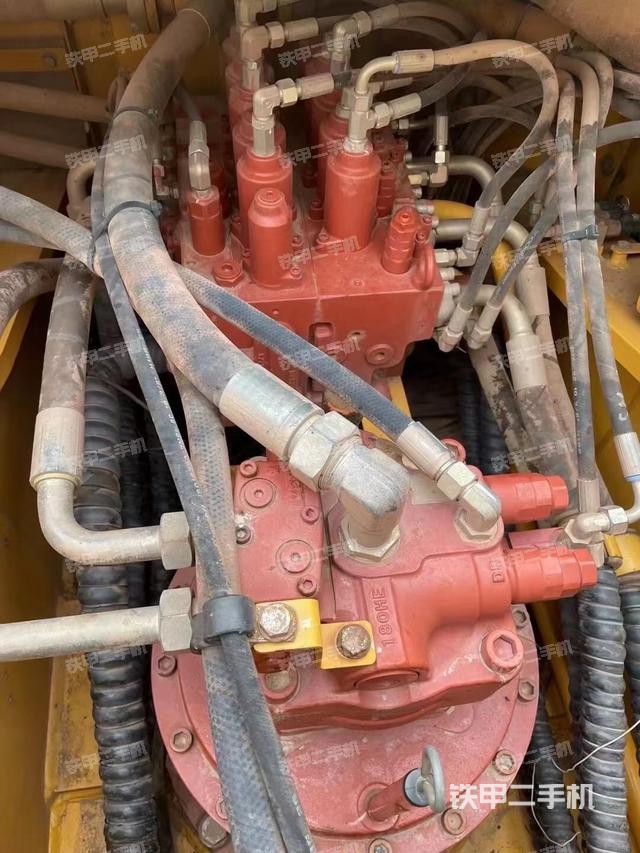 回转马达和主控阀（整机外观）